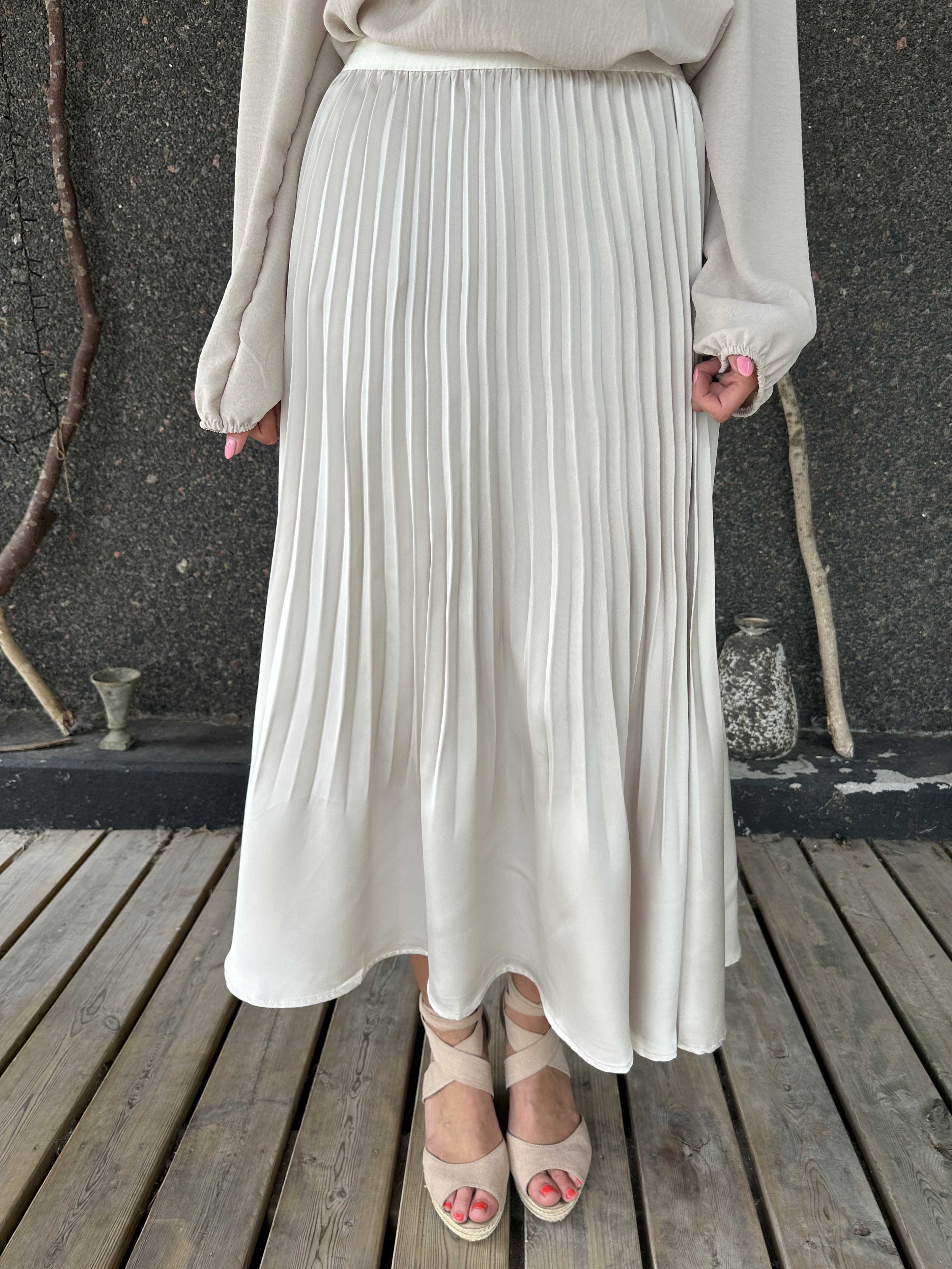 Aglaia - Sød plisseret nederdel i shiny stof